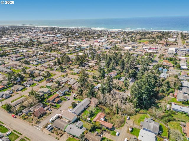 448 Ne 10TH St, Newport, OR 97365