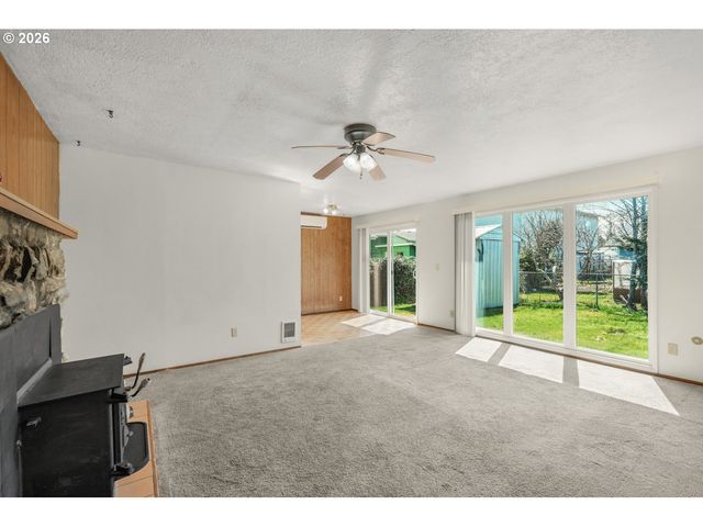 448 Ne 10TH St, Newport, OR 97365