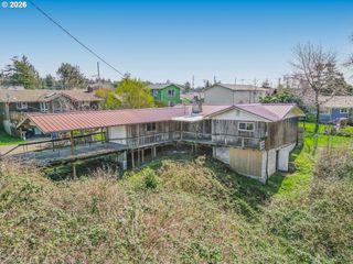 448 Ne 10TH St, Newport, OR 97365