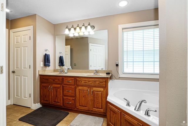 3731 Peachtree Circle, Manhattan, KS 66503