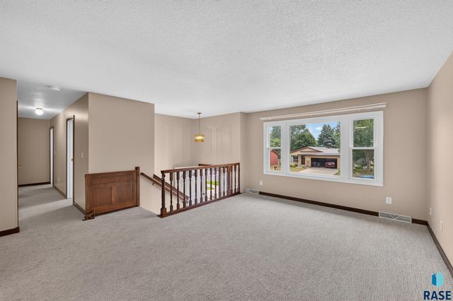 805 S Rohl Dr Drive, Sioux Falls, SD 57103