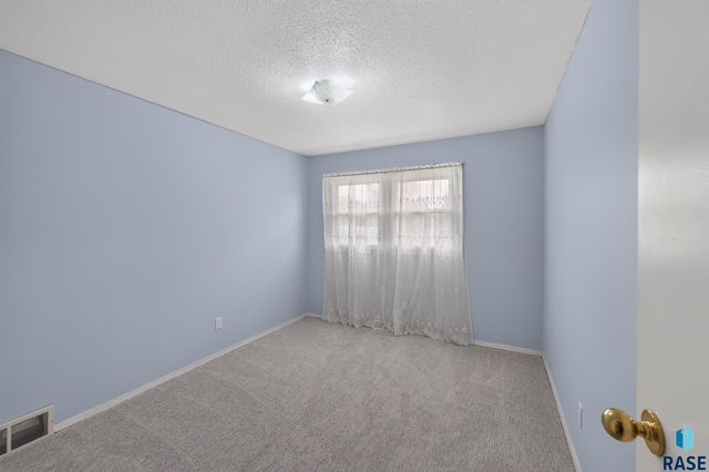 805 S Rohl Dr Drive, Sioux Falls, SD 57103