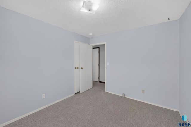 805 S Rohl Dr Drive, Sioux Falls, SD 57103