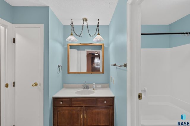 805 S Rohl Dr Drive, Sioux Falls, SD 57103