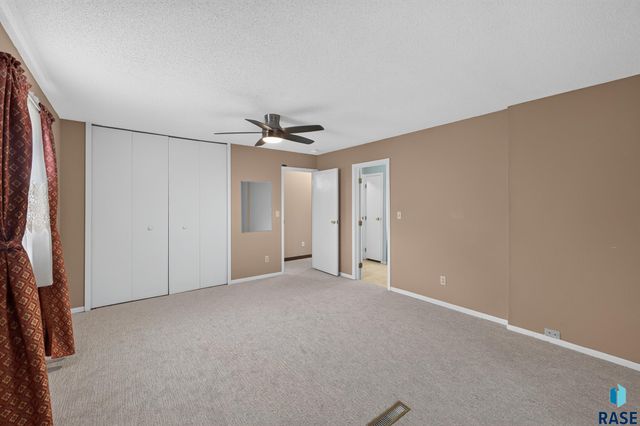 805 S Rohl Dr Drive, Sioux Falls, SD 57103