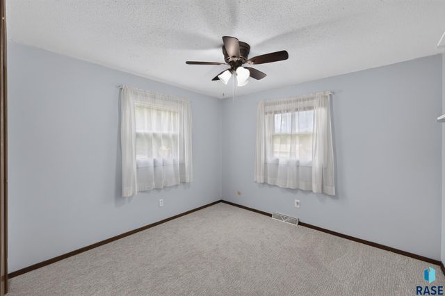 805 S Rohl Dr Drive, Sioux Falls, SD 57103