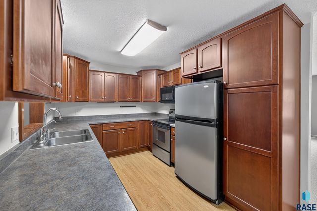805 S Rohl Dr Drive, Sioux Falls, SD 57103