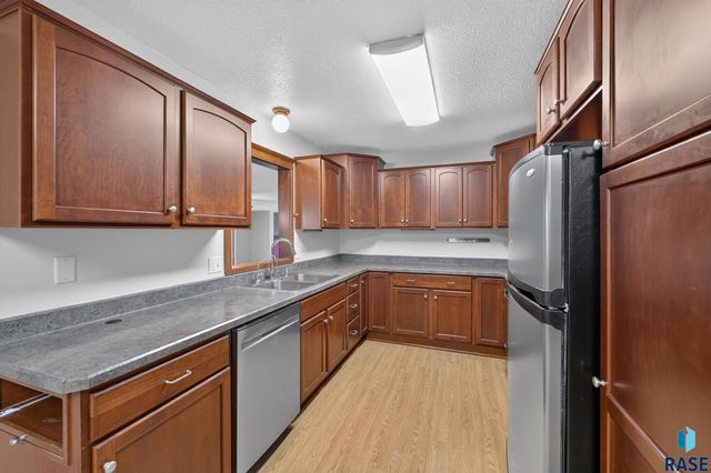 805 S Rohl Dr Drive, Sioux Falls, SD 57103