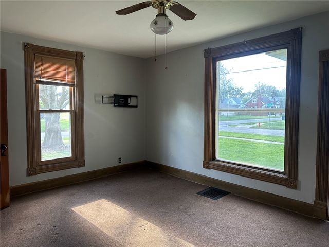505 S 3rd Avenue E, Newton, IA 50208