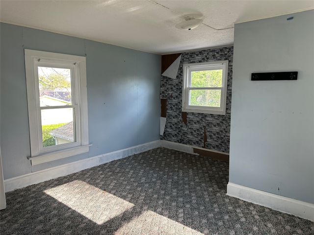 505 S 3rd Avenue E, Newton, IA 50208