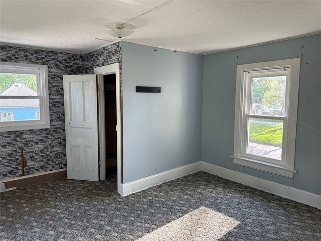 505 S 3rd Avenue E, Newton, IA 50208