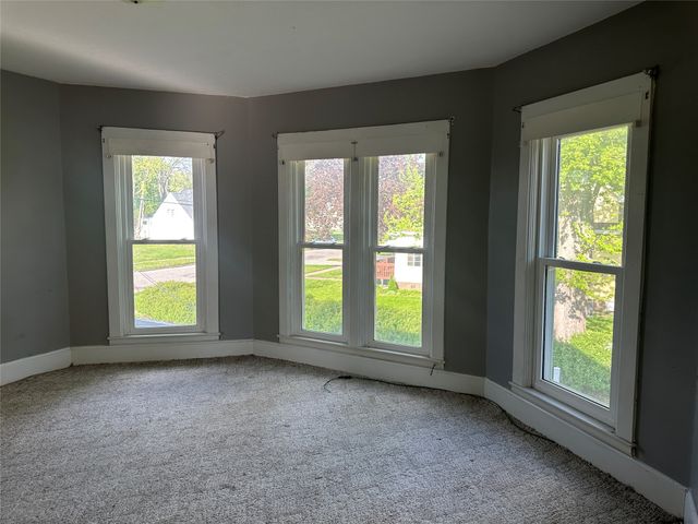 505 S 3rd Avenue E, Newton, IA 50208