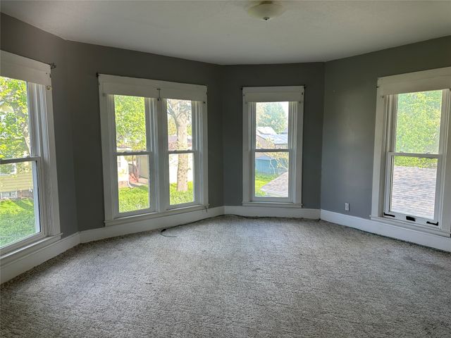 505 S 3rd Avenue E, Newton, IA 50208