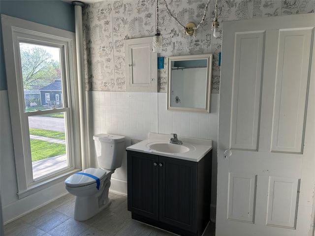505 S 3rd Avenue E, Newton, IA 50208