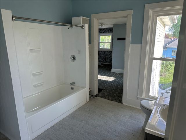 505 S 3rd Avenue E, Newton, IA 50208