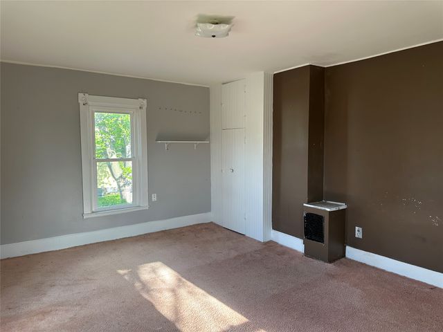 505 S 3rd Avenue E, Newton, IA 50208