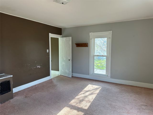 505 S 3rd Avenue E, Newton, IA 50208