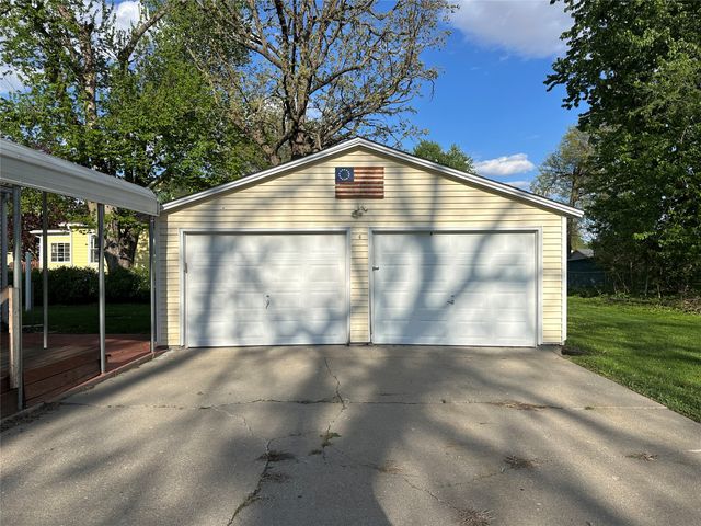 505 S 3rd Avenue E, Newton, IA 50208