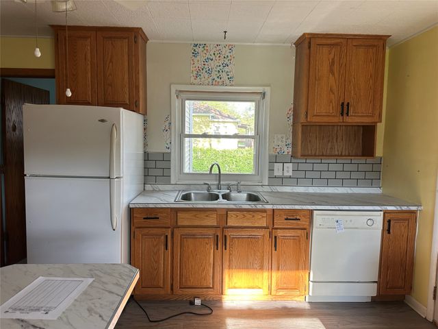 505 S 3rd Avenue E, Newton, IA 50208