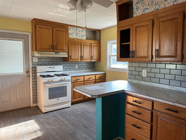 505 S 3rd Avenue E, Newton, IA 50208