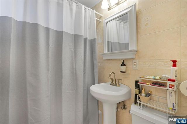 73 Burnside Place, Wanaque, NJ 07420