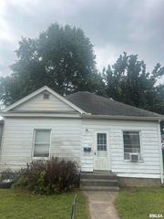 204 E CHESTER Street, Pinckneyville, IL 62274