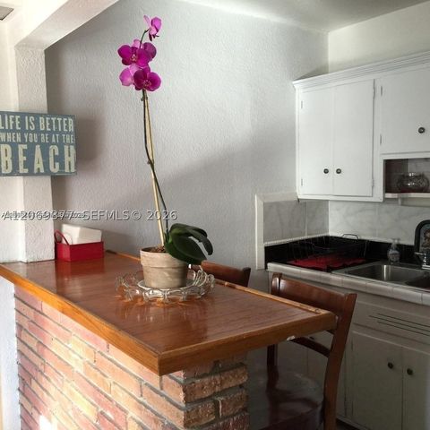 2411 Hayes St, Hollywood, FL 33020