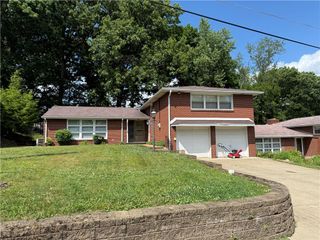 2753 Valleyview Dr, Lower Burrell, PA 15068