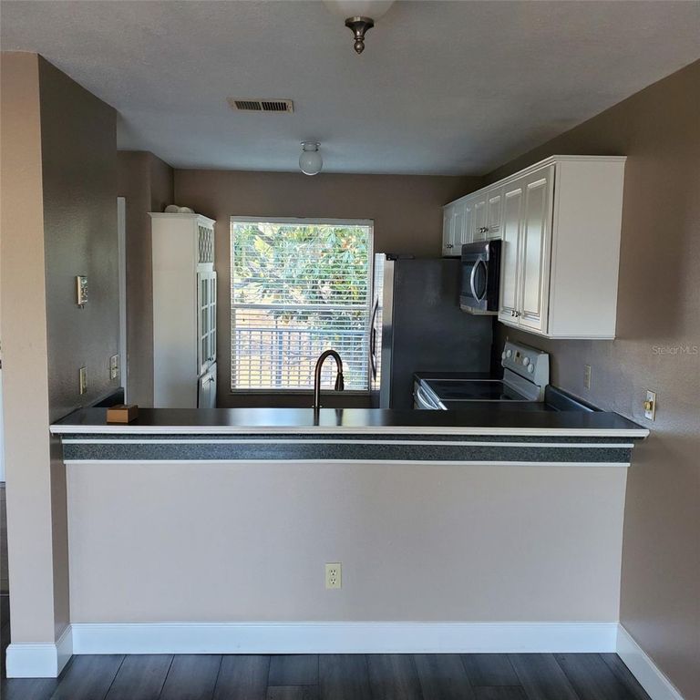 Image 7 of property listing at 2504 WOODGATE BOULEVARD 205, Orlando, FL 32822
