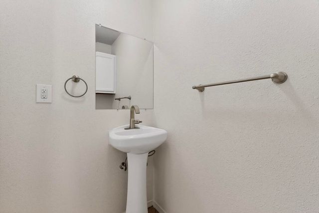 1519 Larkin Lane SW, Albuquerque, NM 87105