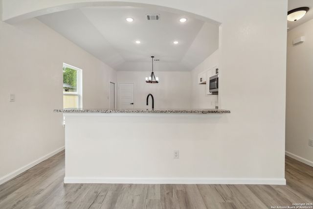 567 N San Horacio, San Antonio, TX 78228