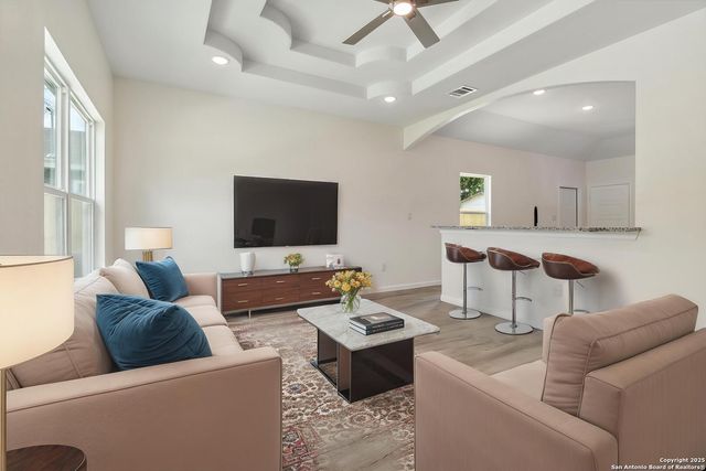 567 N San Horacio, San Antonio, TX 78228