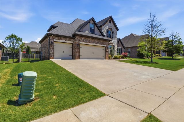 100 NW Highland Road, Bentonville, AR 72712