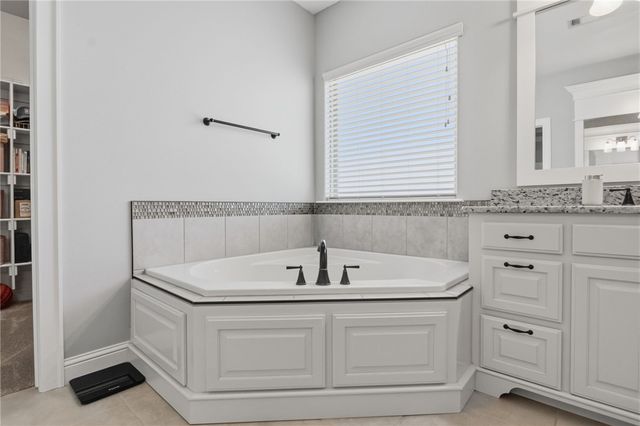 100 NW Highland Road, Bentonville, AR 72712