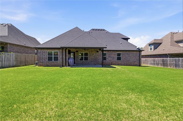 100 NW Highland Road, Bentonville, AR 72712