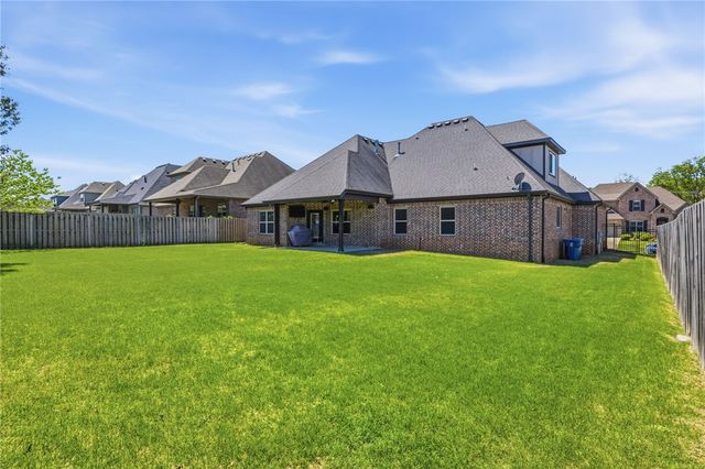 100 NW Highland Road, Bentonville, AR 72712
