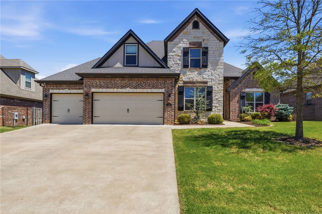 100 NW Highland Road, Bentonville, AR 72712