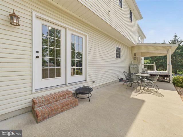 726 DOE RUN RD, Inwood, WV 25428