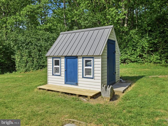726 DOE RUN RD, Inwood, WV 25428
