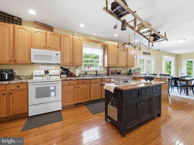726 DOE RUN RD, Inwood, WV 25428