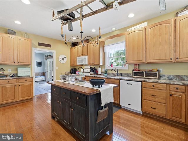 726 DOE RUN RD, Inwood, WV 25428