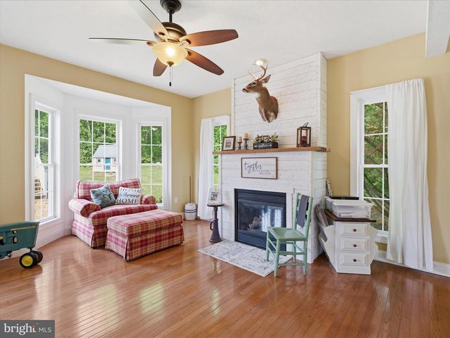 726 DOE RUN RD, Inwood, WV 25428