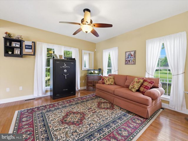 726 DOE RUN RD, Inwood, WV 25428