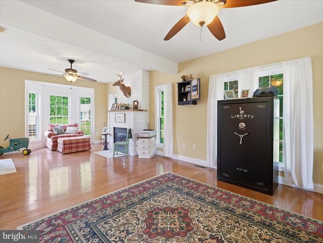 726 DOE RUN RD, Inwood, WV 25428