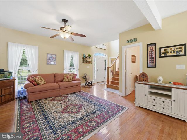 726 DOE RUN RD, Inwood, WV 25428