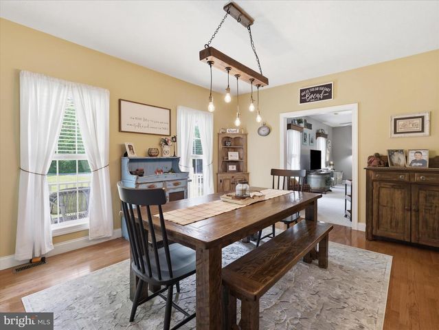 726 DOE RUN RD, Inwood, WV 25428