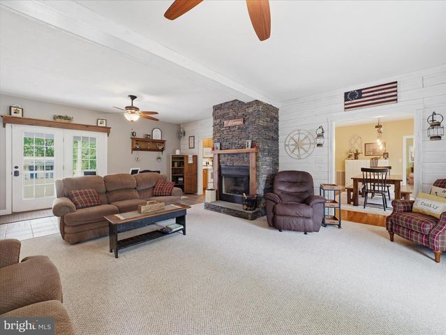 726 DOE RUN RD, Inwood, WV 25428