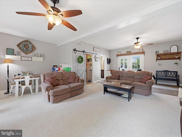 726 DOE RUN RD, Inwood, WV 25428