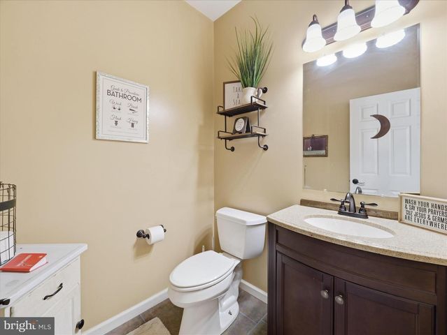 726 DOE RUN RD, Inwood, WV 25428
