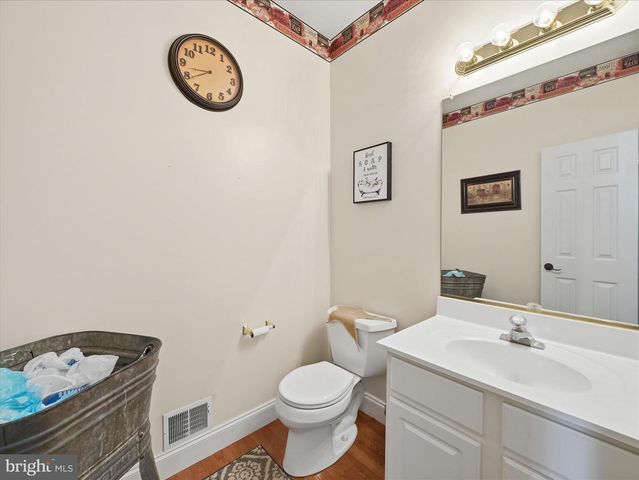 726 DOE RUN RD, Inwood, WV 25428
